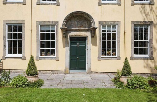 East Horrington House | Beautiful 7 bedroom house with hottub, wifi and parking near Bath/Wells/Frome