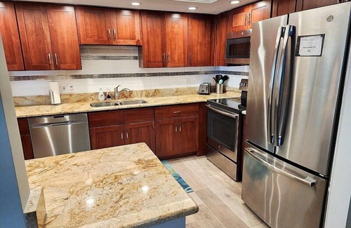 South Island Condo | Beautiful 7th Floor Updated Island Winds Condo with Assigned Covered Parking,.