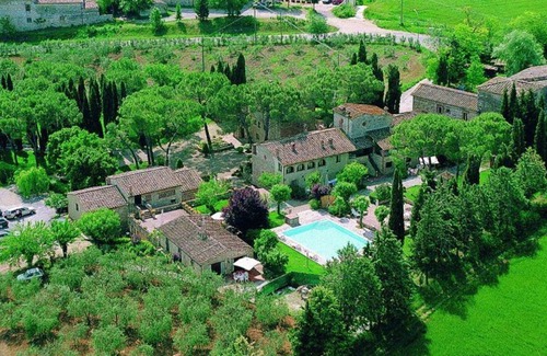 Colle di Val d'Elsa House | Beautiful apartment in villa for 2 guests with pool, TV, patio, pets allowed and parking
