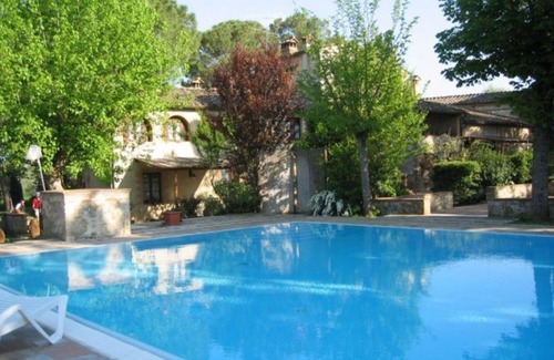 Colle di Val d'Elsa House | Beautiful apartment in villa for 2 guests with pool, TV, patio, pets allowed and parking