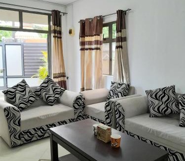 New Grove House | Beautiful Affordable House - 5 minutes from the airport and 12 minutes to Blue bay beach
