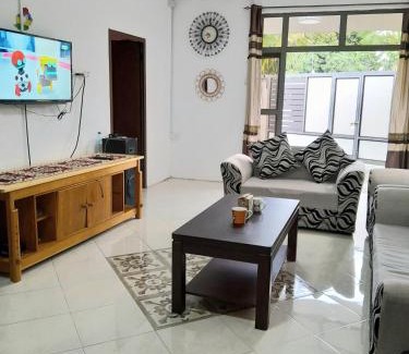 New Grove House | Beautiful Affordable House - 5 minutes from the airport and 12 minutes to Blue bay beach