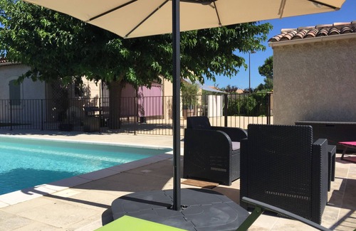 Taillades Apartment | Beautiful air-conditioned apartment with swimming pool at the foot of the Luberon