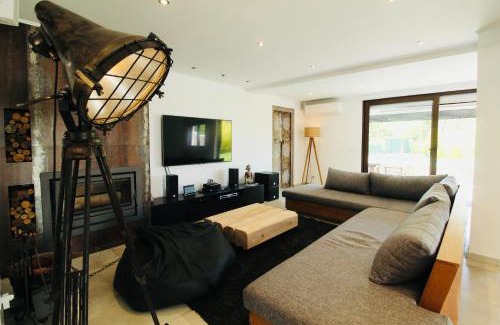 Alcalar Villa | Beautiful Algarve Pool Villa Bali 15min to beach