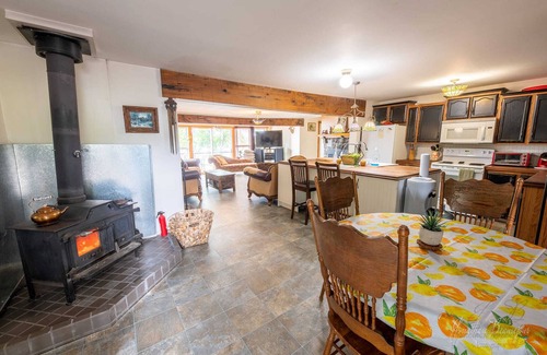 Moonbeam Cottage | Beautiful All Season Cottage on Remi Lake