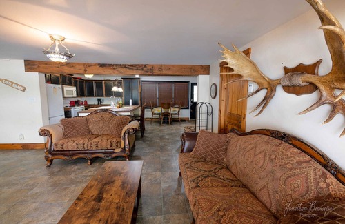 Moonbeam Cottage | Beautiful All Season Cottage on Remi Lake