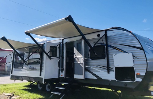 Okeechobee House | Beautiful and Clean 2019 Forest River Salem 27RE