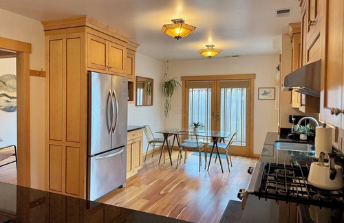 Bananna Belt House | Beautiful and Clean 1920s Seabright Retreat - Perfect Central Location