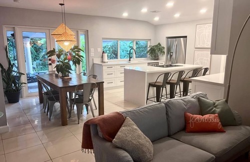 Flagami House | Beautiful And Comfortable Home and studios