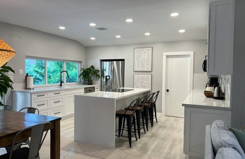 Flagami House | Beautiful And Comfortable Home and studios