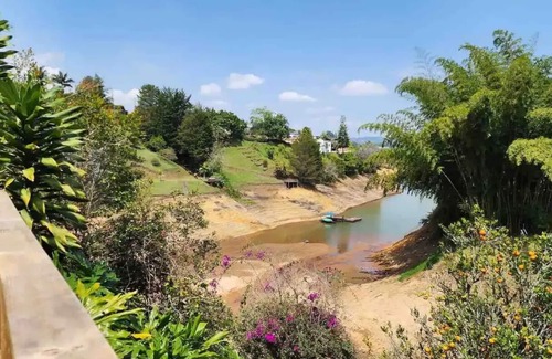 El Penol Villa | Beautiful and Cozy Lake Villa in Guatape/El Peñol