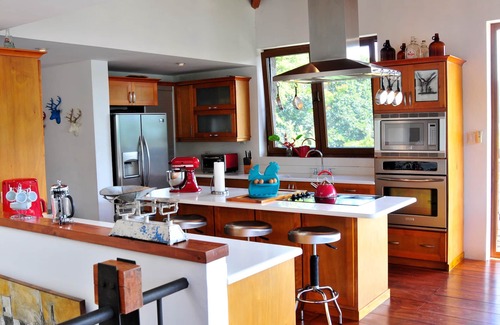 San Lucas Toliman House | Beautiful and Modern 4 Bedroom Lake Atitlán Paradise with Pool & Jacuzzi