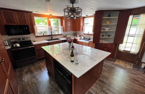 Meadville House | Beautiful and historical 6-bedroom house with AC & WiFi in lovely Meadville