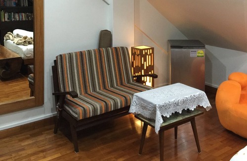 Ang Mo Kio House | Beautiful and large Balinese room for rent