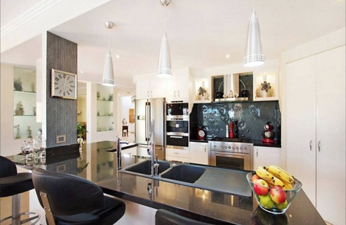 Bundall House | Beautiful and Modern Family Home with Heated Pool - Water View