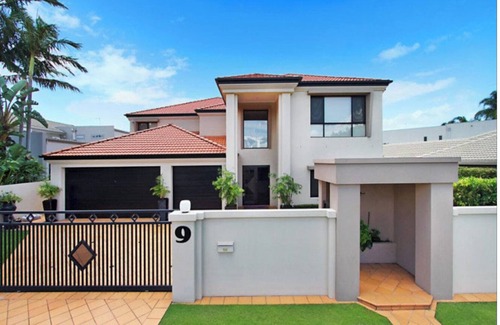 Bundall House | Beautiful and Modern Family Home with Heated Pool - Water View