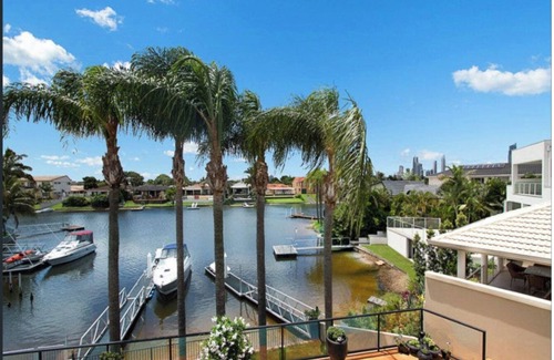 Bundall House | Beautiful and Modern Family Home with Heated Pool - Water View