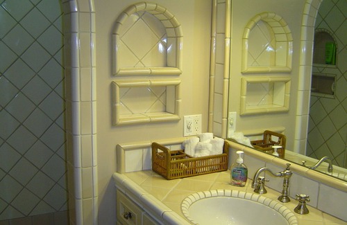 The Strand Apartment | Beautiful and newer across the street from the beach