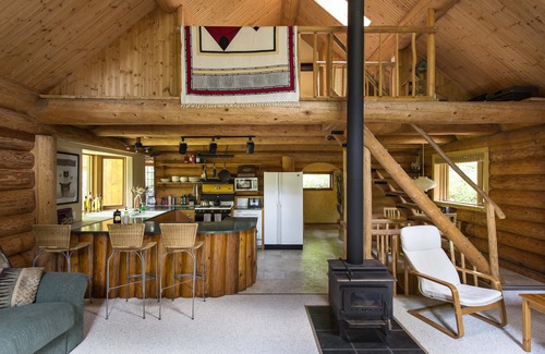 Nelson Ski Chalet | Beautiful And Private Mountainside Log Cabin - Hot Tub And 10 Min From Nelson