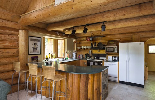 Nelson Ski Chalet | Beautiful And Private Mountainside Log Cabin - Hot Tub And 10 Min From Nelson