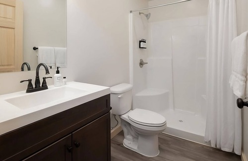 Boardman Hotel | Beautiful and Quiet Spot! 2 Gorgeous Rooms, Pets Allowed, Pool & Free Parking