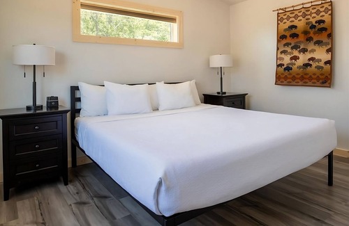 Boardman Hotel | Beautiful and Quiet Spot! 2 Gorgeous Rooms, Pets Allowed, Pool & Free Parking