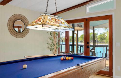 New Braunfels House | Beautiful and Relaxing Lakefront Getaway
