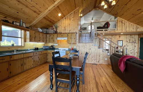 Smithville Cabin | Beautiful and roomy two bed, two bath cabin nestled in the Kiamichi Mountains