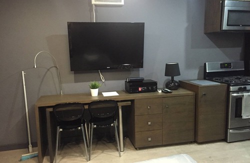 Hollywood Apartment | Beautiful and Spacious Hollywood Studio