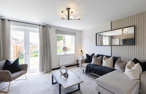 Pinxton Apartment | Beautiful and Spacious 3-bed Home in Nottingham by Renzo, Driveway, Close to M1!