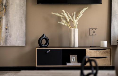 Pinxton Apartment | Beautiful and Spacious 3-bed Home in Nottingham by Renzo, Driveway, Close to M1!