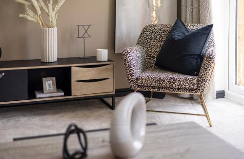 Pinxton Apartment | Beautiful and Spacious 3-bed Home in Nottingham by Renzo, Driveway, Close to M1!