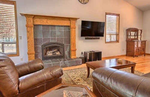 Mariposa House | Beautiful and Spacious Country Home w/Hot Tub Located in the Gateway to Yosemite