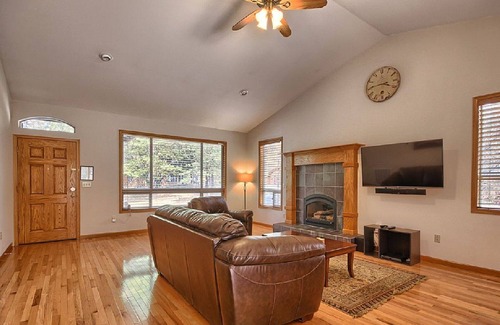Mariposa House | Beautiful and Spacious Country Home w/Hot Tub Located in the Gateway to Yosemite