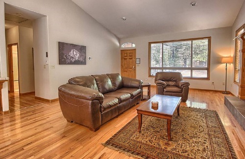 Mariposa House | Beautiful and Spacious Country Home w/Hot Tub Located in the Gateway to Yosemite