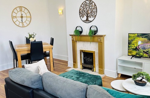 Stanley House | Beautiful and Stylish 2Bed House near City Centre and Pinderfield Hospital
