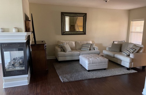 Rockrimmon House | Beautiful and quiet townhouse in Rockrimmon area!