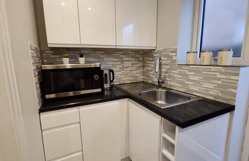 Pinner South House | Beautiful Annexe Apartment. Own Entrance | Kitchen |Garden | WiFi | Walk to Tube
