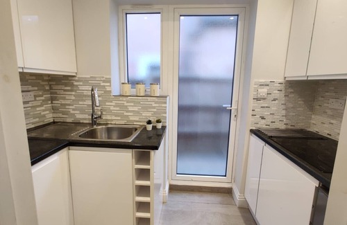 Pinner South House | Beautiful Annexe Apartment. Own Entrance | Kitchen |Garden | WiFi | Walk to Tube