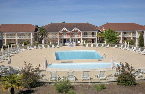 Le Verdon-sur-Mer Apartment | Beautiful apartment for 8 people with pool, WIFI, TV, terrace, pets allowed and parking