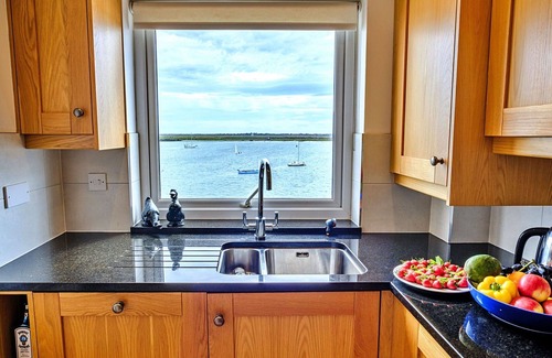 Burnham-on-Crouch Apartment | Beautiful apartment for 5 people with WIFI, balcony, pets allowed and parking