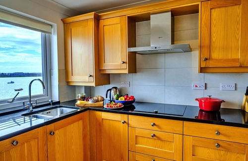 Burnham-on-Crouch Apartment | Beautiful apartment for 5 people with WIFI, balcony, pets allowed and parking