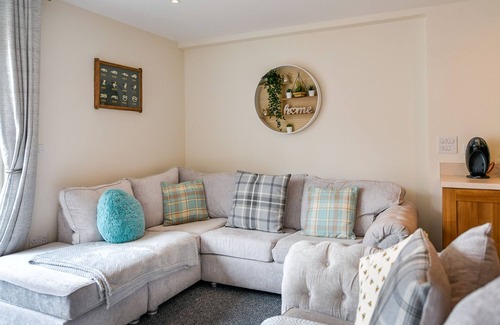 Castle Apartment | Beautiful Apartment, 5 minute walk to City or Beach, Private Underground Parking