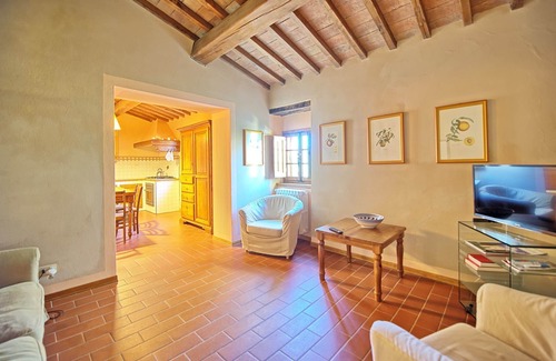 San Casciano in Val di Pesa Apartment | Beautiful apartment with WIFI, pool, TV, pets allowed and panoramic view, close to Greve In Chia.