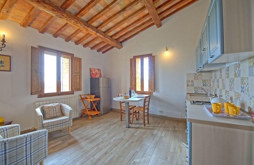 Monteroni d'Arbia Apartment | Beautiful apartment for 2 guests with WIFI, pool, panoramic view and parking, close to Siena