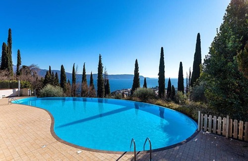 Pulciano Apartment | Beautiful apartment with loggia, fantastic view of Lake Garda, infinity pool, garden