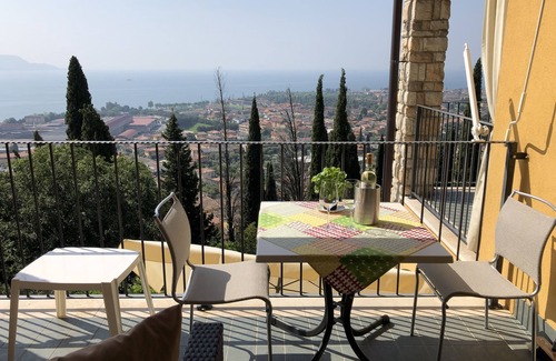 Pulciano Apartment | Beautiful apartment with loggia, fantastic view of Lake Garda, infinity pool, garden