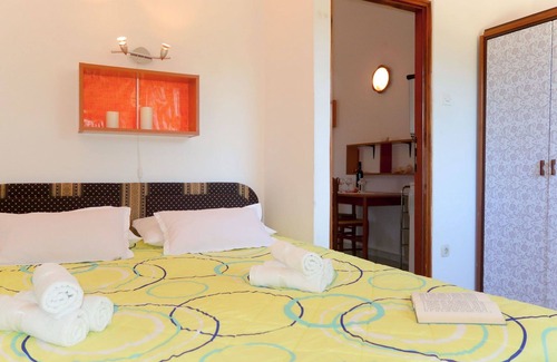 Sveti Vid Dobrinjski Apartment | Beautiful apartment for 2 people with WIFI, A/C, pool, TV, patio, pets allowed and parking