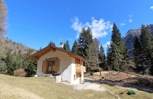 Lozzo di Cadore Apartment | Beautiful apartment for 5 people with WIFI, balcony, pets allowed, panoramic view and parking
