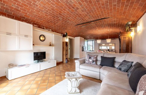 Castell'Alfero Apartment | Beautiful apartment for 4 people with WIFI, pool, TV, patio and pets allowed